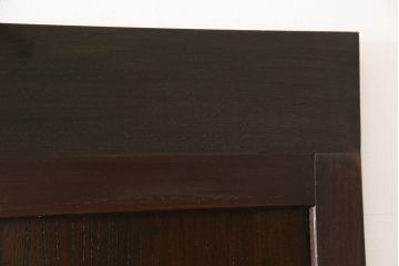 格子帯戸4枚をリペア&カスタム!お客様のご希望に合わせてリサイズし、引手や戸車は新しく取り付け。欠損している裏障子は新材にて製作し、プラスチック障子にて張替え。本体は現状をベースに着色。(板戸、帯戸、引き戸)