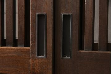 格子帯戸4枚をリペア&カスタム!お客様のご希望に合わせてリサイズし、引手や戸車は新しく取り付け。欠損している裏障子は新材にて製作し、プラスチック障子にて張替え。本体は現状をベースに着色。(板戸、帯戸、引き戸)