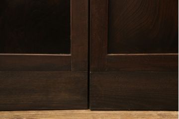 格子帯戸4枚をリペア&カスタム!お客様のご希望に合わせてリサイズし、引手や戸車は新しく取り付け。欠損している裏障子は新材にて製作し、プラスチック障子にて張替え。本体は現状をベースに着色。(板戸、帯戸、引き戸)