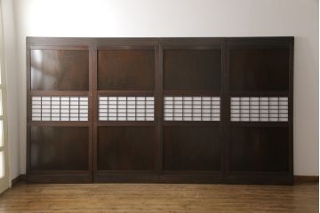 格子帯戸4枚をリペア&カスタム!お客様のご希望に合わせてリサイズし、引手や戸車は新しく取り付け。欠損している裏障子は新材にて製作し、プラスチック障子にて張替え。本体は現状をベースに着色。(板戸、帯戸、引き戸)