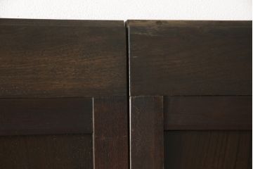 格子帯戸4枚をリペア&カスタム!お客様のご希望に合わせてリサイズし、引手や戸車は新しく取り付け。欠損している裏障子は新材にて製作し、プラスチック障子にて張替え。本体は現状をベースに着色。(板戸、帯戸、引き戸)