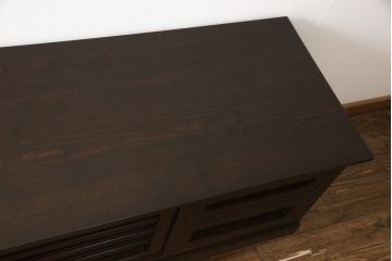 松本民芸家具のテレビ台をリペア&カスタム!本体の色味に馴染むよう着色した木脚を取り付け。(ローボード、テレビボード、サイドボード、戸棚)