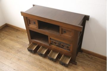 水屋箪笥をリペア&カスタム!金具の欠損箇所には近しいものを取り付け、金網部分をクリアガラスに交換。木部は現状の品物に合わせて着色。(サイドボード、食器棚、収納棚、戸棚)