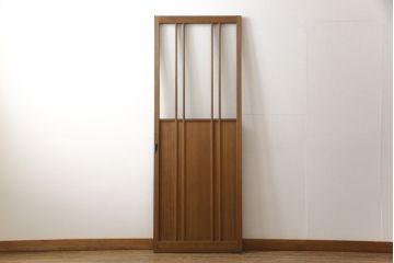 ガラス戸をリペア&カスタム!ご希望のサイズにリサイズし、ダイヤガラスはそのままに、スリガラス部分は変わり花菱紋様へ差し替え。戸車を取付、本体はブラウン色に着色。(引き戸)