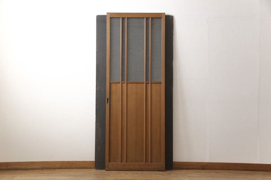 ガラス戸をリペア&カスタム!ご希望のサイズにリサイズし、ダイヤガラスはそのままに、スリガラス部分は変わり花菱紋様へ差し替え。戸車を取付、本体はブラウン色に着色。(引き戸)