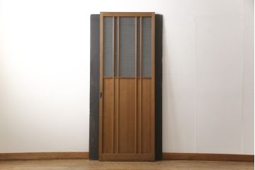 ガラス戸をリペア&カスタム!ご希望のサイズにリサイズし、ダイヤガラスはそのままに、スリガラス部分は変わり花菱紋様へ差し替え。戸車を取付、本体はブラウン色に着色。(引き戸)