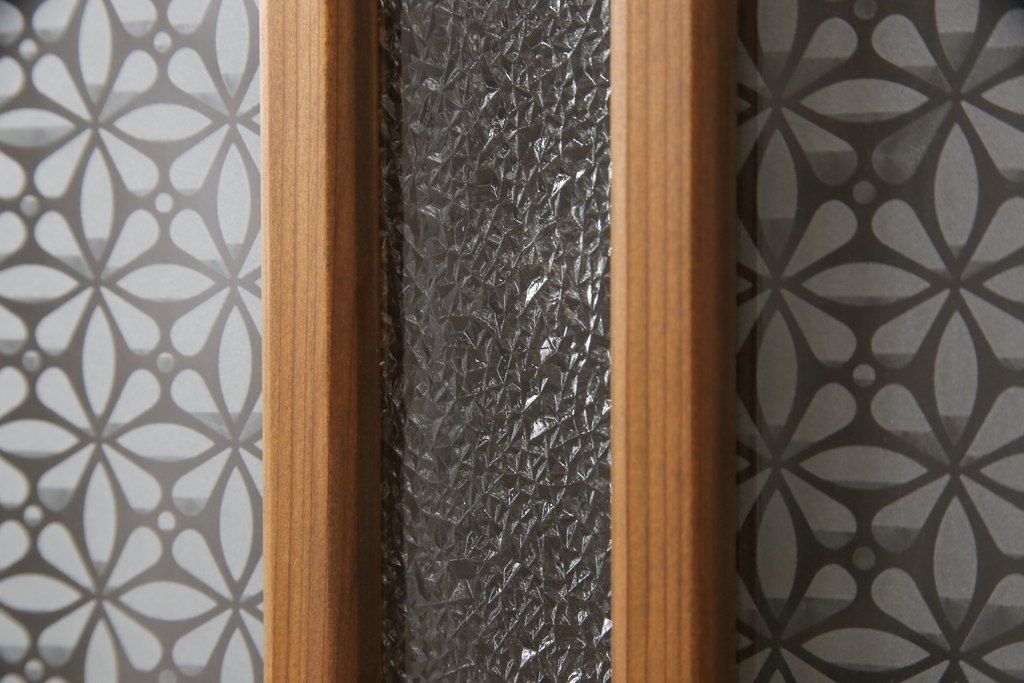 ガラス戸をリペア&カスタム!ご希望のサイズにリサイズし、ダイヤガラスはそのままに、スリガラス部分は変わり花菱紋様へ差し替え。戸車を取付、本体はブラウン色に着色。(引き戸)