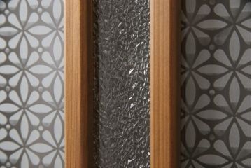 ガラス戸をリペア&カスタム!ご希望のサイズにリサイズし、ダイヤガラスはそのままに、スリガラス部分は変わり花菱紋様へ差し替え。戸車を取付、本体はブラウン色に着色。(引き戸)