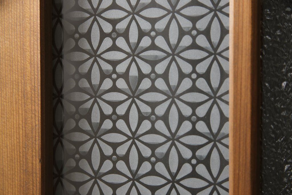 ガラス戸をリペア&カスタム!ご希望のサイズにリサイズし、ダイヤガラスはそのままに、スリガラス部分は変わり花菱紋様へ差し替え。戸車を取付、本体はブラウン色に着色。(引き戸)