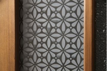 ガラス戸をリペア&カスタム!ご希望のサイズにリサイズし、ダイヤガラスはそのままに、スリガラス部分は変わり花菱紋様へ差し替え。戸車を取付、本体はブラウン色に着色。(引き戸)