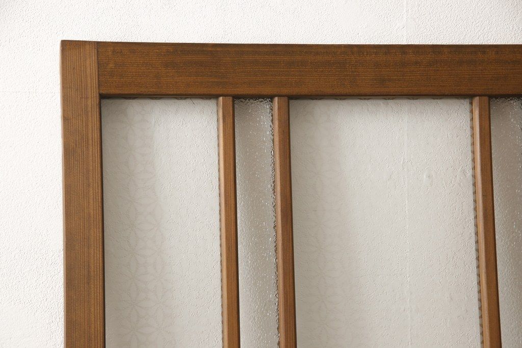 ガラス戸をリペア&カスタム!ご希望のサイズにリサイズし、ダイヤガラスはそのままに、スリガラス部分は変わり花菱紋様へ差し替え。戸車を取付、本体はブラウン色に着色。(引き戸)