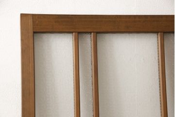 ガラス戸をリペア&カスタム!ご希望のサイズにリサイズし、ダイヤガラスはそのままに、スリガラス部分は変わり花菱紋様へ差し替え。戸車を取付、本体はブラウン色に着色。(引き戸)