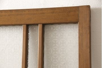 ガラス戸をリペア&カスタム!ご希望のサイズにリサイズし、ダイヤガラスはそのままに、スリガラス部分は変わり花菱紋様へ差し替え。戸車を取付、本体はブラウン色に着色。(引き戸)