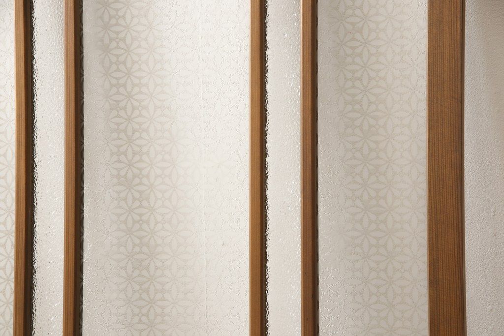 ガラス戸をリペア&カスタム!ご希望のサイズにリサイズし、ダイヤガラスはそのままに、スリガラス部分は変わり花菱紋様へ差し替え。戸車を取付、本体はブラウン色に着色。(引き戸)