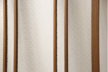 ガラス戸をリペア&カスタム!ご希望のサイズにリサイズし、ダイヤガラスはそのままに、スリガラス部分は変わり花菱紋様へ差し替え。戸車を取付、本体はブラウン色に着色。(引き戸)