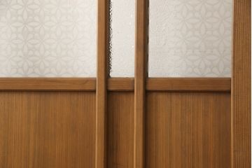 ガラス戸をリペア&カスタム!ご希望のサイズにリサイズし、ダイヤガラスはそのままに、スリガラス部分は変わり花菱紋様へ差し替え。戸車を取付、本体はブラウン色に着色。(引き戸)