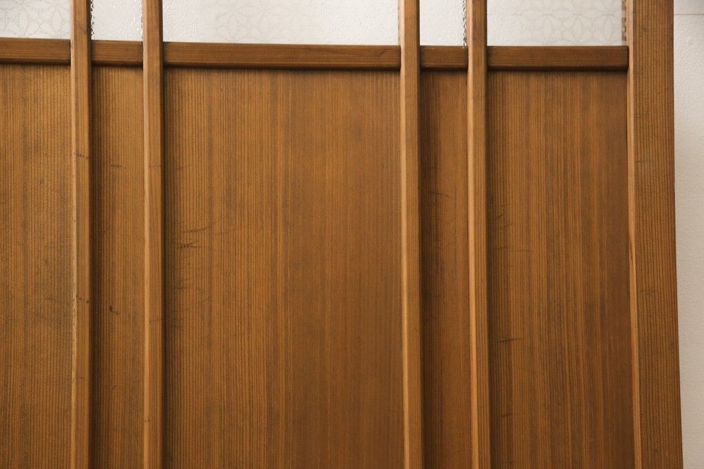 ガラス戸をリペア&カスタム!ご希望のサイズにリサイズし、ダイヤガラスはそのままに、スリガラス部分は変わり花菱紋様へ差し替え。戸車を取付、本体はブラウン色に着色。(引き戸)