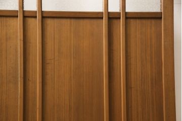 ガラス戸をリペア&カスタム!ご希望のサイズにリサイズし、ダイヤガラスはそのままに、スリガラス部分は変わり花菱紋様へ差し替え。戸車を取付、本体はブラウン色に着色。(引き戸)