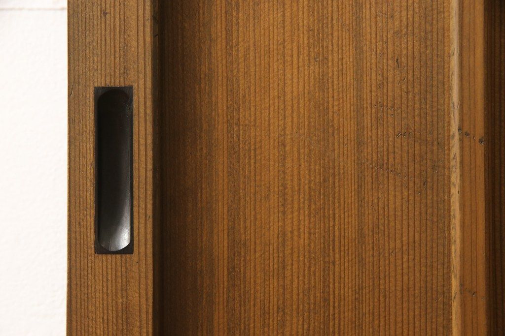 ガラス戸をリペア&カスタム!ご希望のサイズにリサイズし、ダイヤガラスはそのままに、スリガラス部分は変わり花菱紋様へ差し替え。戸車を取付、本体はブラウン色に着色。(引き戸)