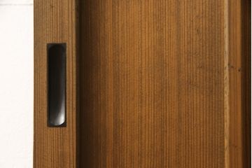 ガラス戸をリペア&カスタム!ご希望のサイズにリサイズし、ダイヤガラスはそのままに、スリガラス部分は変わり花菱紋様へ差し替え。戸車を取付、本体はブラウン色に着色。(引き戸)