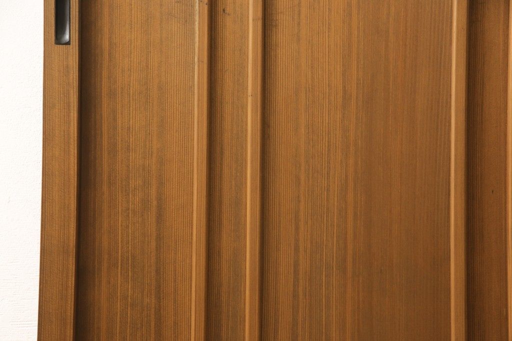 ガラス戸をリペア&カスタム!ご希望のサイズにリサイズし、ダイヤガラスはそのままに、スリガラス部分は変わり花菱紋様へ差し替え。戸車を取付、本体はブラウン色に着色。(引き戸)