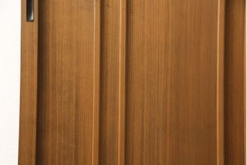 ガラス戸をリペア&カスタム!ご希望のサイズにリサイズし、ダイヤガラスはそのままに、スリガラス部分は変わり花菱紋様へ差し替え。戸車を取付、本体はブラウン色に着色。(引き戸)