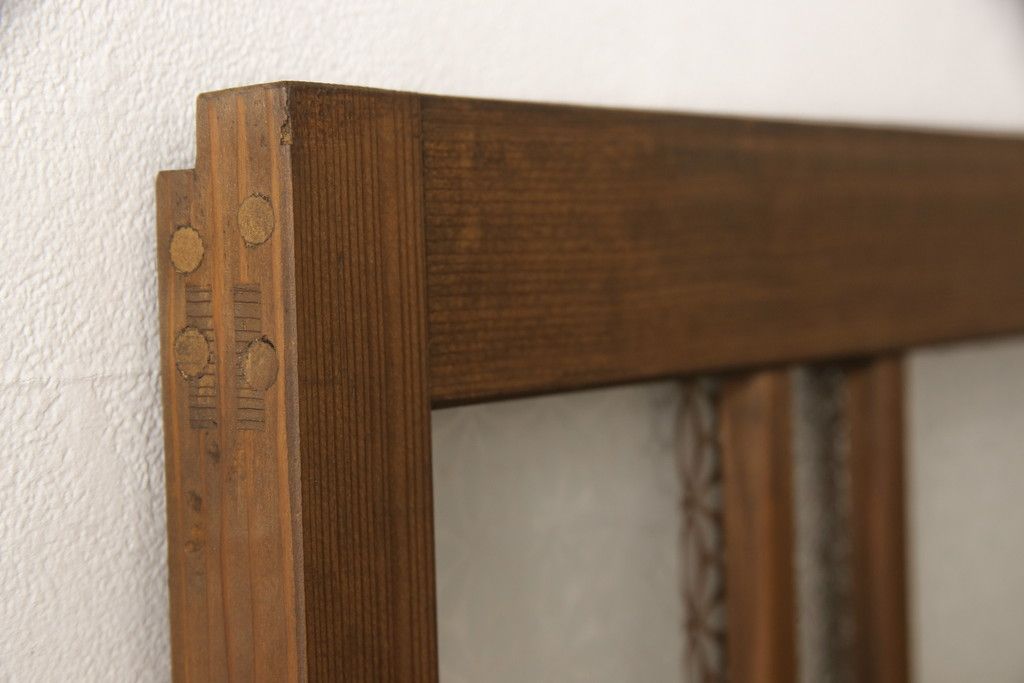 ガラス戸をリペア&カスタム!ご希望のサイズにリサイズし、ダイヤガラスはそのままに、スリガラス部分は変わり花菱紋様へ差し替え。戸車を取付、本体はブラウン色に着色。(引き戸)