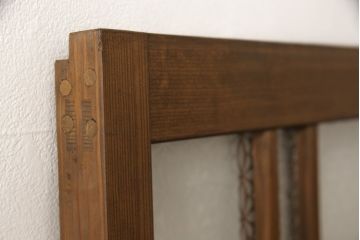 ガラス戸をリペア&カスタム!ご希望のサイズにリサイズし、ダイヤガラスはそのままに、スリガラス部分は変わり花菱紋様へ差し替え。戸車を取付、本体はブラウン色に着色。(引き戸)