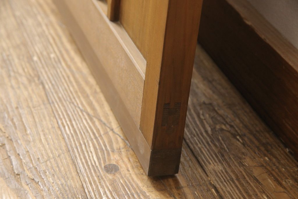 ガラス戸をリペア&カスタム!ご希望のサイズにリサイズし、ダイヤガラスはそのままに、スリガラス部分は変わり花菱紋様へ差し替え。戸車を取付、本体はブラウン色に着色。(引き戸)