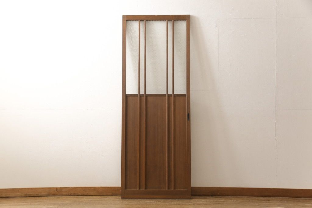 ガラス戸をリペア&カスタム!ご希望のサイズにリサイズし、ダイヤガラスはそのままに、スリガラス部分は変わり花菱紋様へ差し替え。戸車を取付、本体はブラウン色に着色。(引き戸)