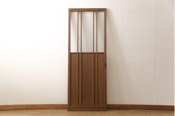 ガラス戸をリペア&カスタム!ご希望のサイズにリサイズし、ダイヤガラスはそのままに、スリガラス部分は変わり花菱紋様へ差し替え。戸車を取付、本体はブラウン色に着色。(引き戸)