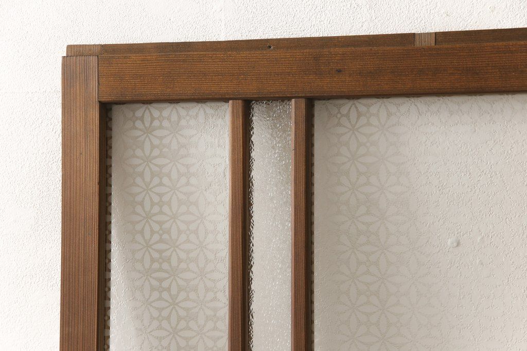 ガラス戸をリペア&カスタム!ご希望のサイズにリサイズし、ダイヤガラスはそのままに、スリガラス部分は変わり花菱紋様へ差し替え。戸車を取付、本体はブラウン色に着色。(引き戸)