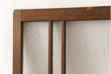 ガラス戸をリペア&カスタム!ご希望のサイズにリサイズし、ダイヤガラスはそのままに、スリガラス部分は変わり花菱紋様へ差し替え。戸車を取付、本体はブラウン色に着色。(引き戸)