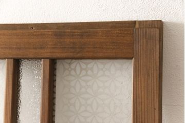 ガラス戸をリペア&カスタム!ご希望のサイズにリサイズし、ダイヤガラスはそのままに、スリガラス部分は変わり花菱紋様へ差し替え。戸車を取付、本体はブラウン色に着色。(引き戸)