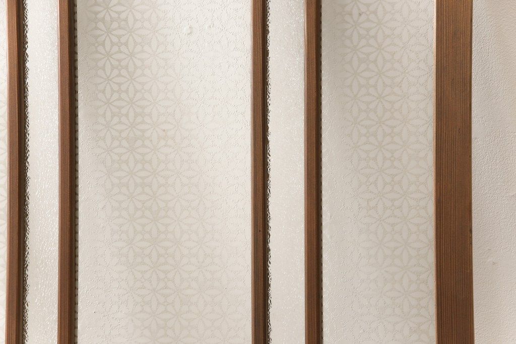 ガラス戸をリペア&カスタム!ご希望のサイズにリサイズし、ダイヤガラスはそのままに、スリガラス部分は変わり花菱紋様へ差し替え。戸車を取付、本体はブラウン色に着色。(引き戸)