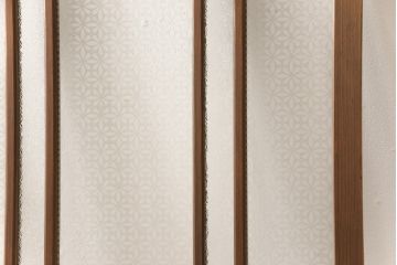 ガラス戸をリペア&カスタム!ご希望のサイズにリサイズし、ダイヤガラスはそのままに、スリガラス部分は変わり花菱紋様へ差し替え。戸車を取付、本体はブラウン色に着色。(引き戸)