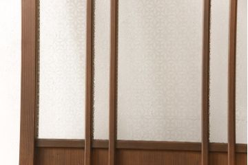 ガラス戸をリペア&カスタム!ご希望のサイズにリサイズし、ダイヤガラスはそのままに、スリガラス部分は変わり花菱紋様へ差し替え。戸車を取付、本体はブラウン色に着色。(引き戸)