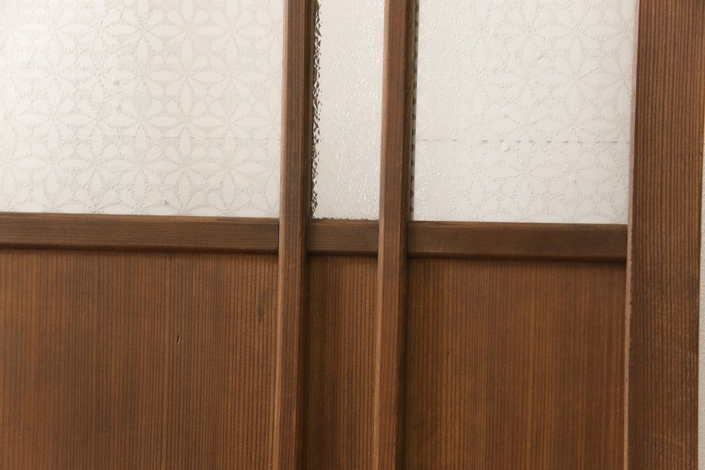 ガラス戸をリペア&カスタム!ご希望のサイズにリサイズし、ダイヤガラスはそのままに、スリガラス部分は変わり花菱紋様へ差し替え。戸車を取付、本体はブラウン色に着色。(引き戸)