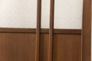 ガラス戸をリペア&カスタム!ご希望のサイズにリサイズし、ダイヤガラスはそのままに、スリガラス部分は変わり花菱紋様へ差し替え。戸車を取付、本体はブラウン色に着色。(引き戸)