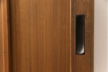 ガラス戸をリペア&カスタム!ご希望のサイズにリサイズし、ダイヤガラスはそのままに、スリガラス部分は変わり花菱紋様へ差し替え。戸車を取付、本体はブラウン色に着色。(引き戸)