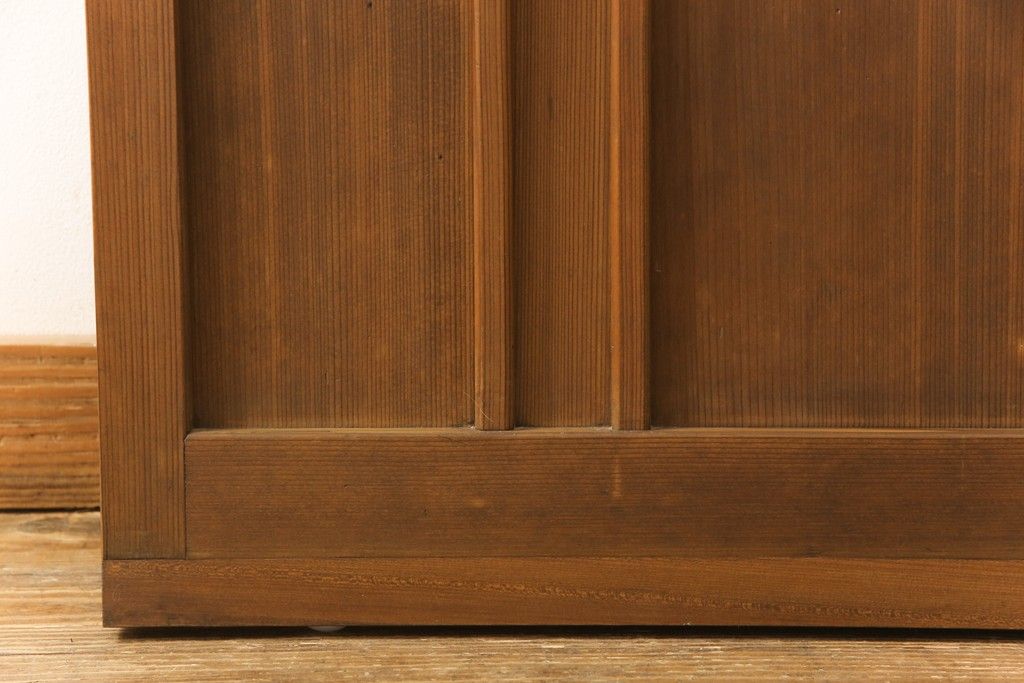 ガラス戸をリペア&カスタム!ご希望のサイズにリサイズし、ダイヤガラスはそのままに、スリガラス部分は変わり花菱紋様へ差し替え。戸車を取付、本体はブラウン色に着色。(引き戸)