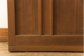 ガラス戸をリペア&カスタム!ご希望のサイズにリサイズし、ダイヤガラスはそのままに、スリガラス部分は変わり花菱紋様へ差し替え。戸車を取付、本体はブラウン色に着色。(引き戸)