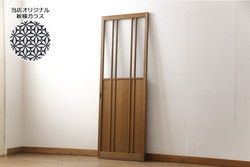 ガラス戸をリペア&カスタム!ご希望のサイズにリサイズし、ダイヤガラスはそのままに、スリガラス部分は変わり花菱紋様へ差し替え。戸車を取付、本体はブラウン色に着色。(引き戸)