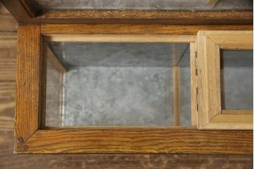 ガラスケースをリペア&カスタム!金具の欠損箇所には近しいものを取り付け、背面にはベニヤを貼り付け。木部は現状の品物に合わせて1トーンほど落ち着いた深い色へ。修繕箇所は本体と馴染ませて仕上げ。(ショーケース、陳列棚、飾り棚、ディスプレイ、店舗什器)