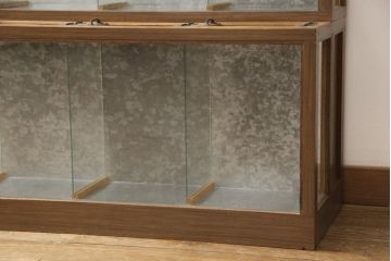 ガラスケースをリペア&カスタム!金具の欠損箇所には近しいものを取り付け、背面にはベニヤを貼り付け。木部は現状の品物に合わせて1トーンほど落ち着いた深い色へ。修繕箇所は本体と馴染ませて仕上げ。(ショーケース、陳列棚、飾り棚、ディスプレイ、店舗什器)