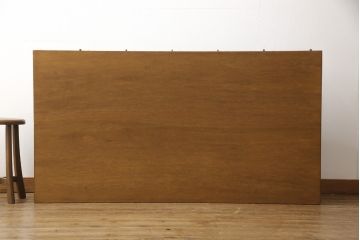 ガラスケースをリペア&カスタム!金具の欠損箇所には近しいものを取り付け、背面にはベニヤを貼り付け。木部は現状の品物に合わせて1トーンほど落ち着いた深い色へ。修繕箇所は本体と馴染ませて仕上げ。(ショーケース、陳列棚、飾り棚、ディスプレイ、店舗什器)