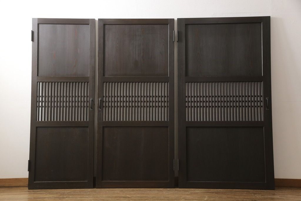 格子帯戸3枚をリペア&カスタム!ご希望に合わせてリサイズし、収納用の開き戸として加工。既存引手は埋め木処理し、ガラスは当店オリジナルの麻の葉紋様ガラスへ交換。剥離処理は行わず色味は当店商品を参考に着色。(板戸、建具、引き戸)