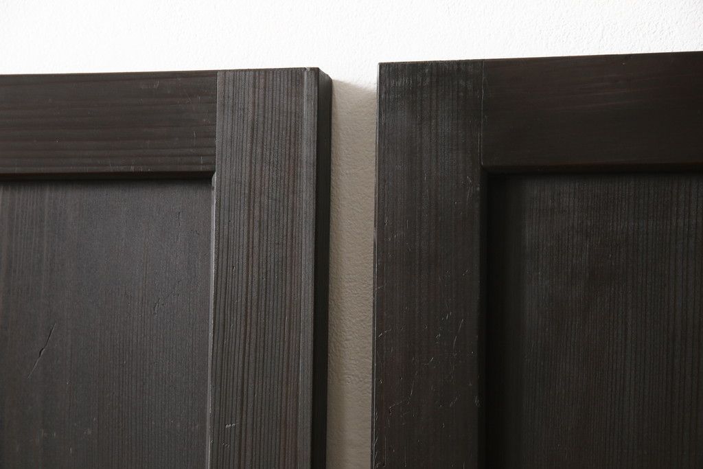 格子帯戸3枚をリペア&カスタム!ご希望に合わせてリサイズし、収納用の開き戸として加工。既存引手は埋め木処理し、ガラスは当店オリジナルの麻の葉紋様ガラスへ交換。剥離処理は行わず色味は当店商品を参考に着色。(板戸、建具、引き戸)