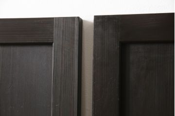 格子帯戸3枚をリペア&カスタム!ご希望に合わせてリサイズし、収納用の開き戸として加工。既存引手は埋め木処理し、ガラスは当店オリジナルの麻の葉紋様ガラスへ交換。剥離処理は行わず色味は当店商品を参考に着色。(板戸、建具、引き戸)