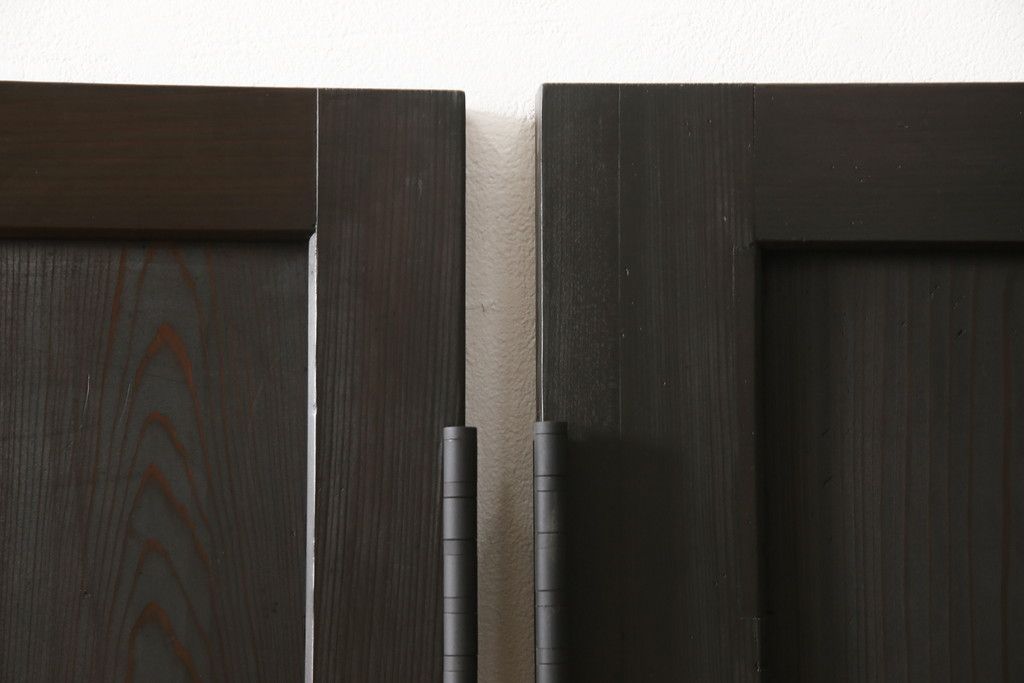 格子帯戸3枚をリペア&カスタム!ご希望に合わせてリサイズし、収納用の開き戸として加工。既存引手は埋め木処理し、ガラスは当店オリジナルの麻の葉紋様ガラスへ交換。剥離処理は行わず色味は当店商品を参考に着色。(板戸、建具、引き戸)